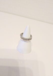 ホワイトゴールドのブランドリングとの重ね付け